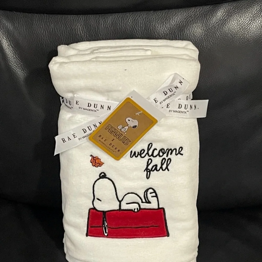 Peanuts White Bath Towel with Snoopy and Red Accents